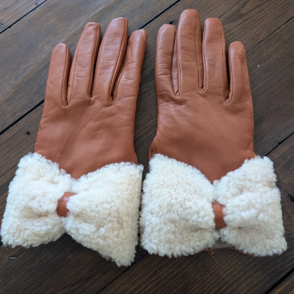 UGG Leather Gloves with Shearling Bow Detail